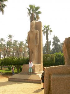 Brunhilde unter Schutz v.Ramses